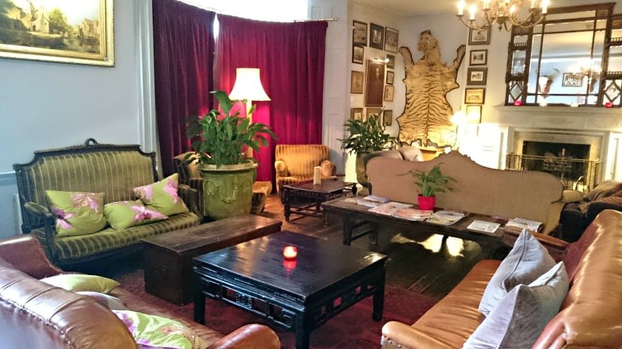 The lounge at Moonfleet Manor
