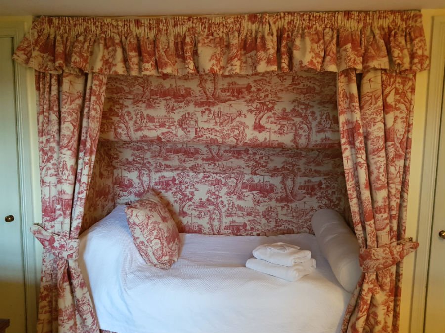 Twin bedroom in Cheltenham Cottage in Bruern Cottages