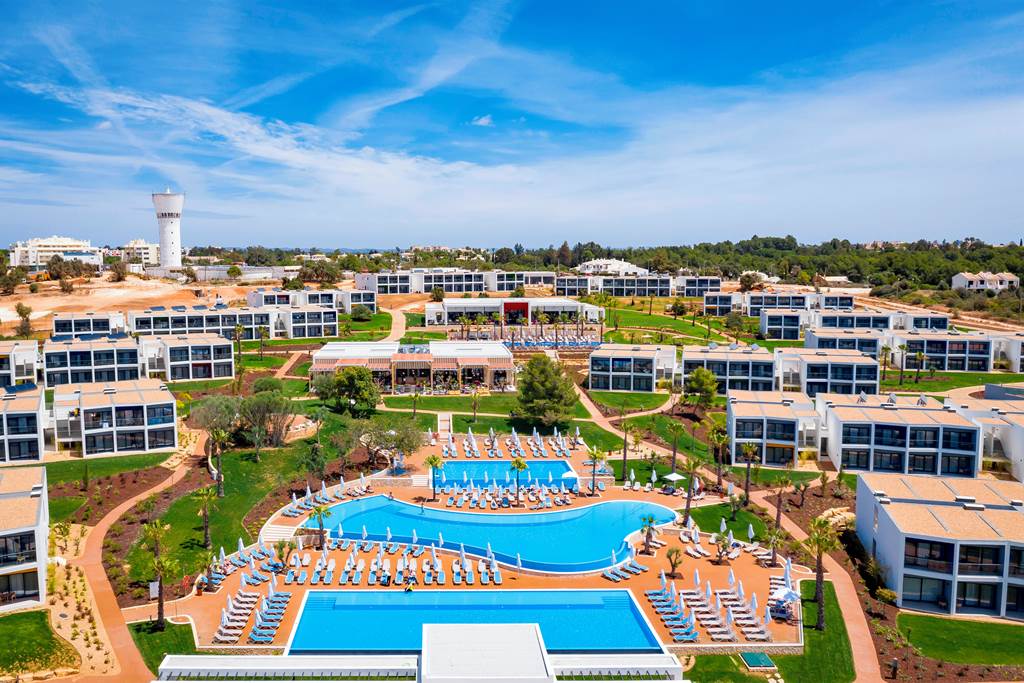 toddler friendly hotel in portugal with a waterpark