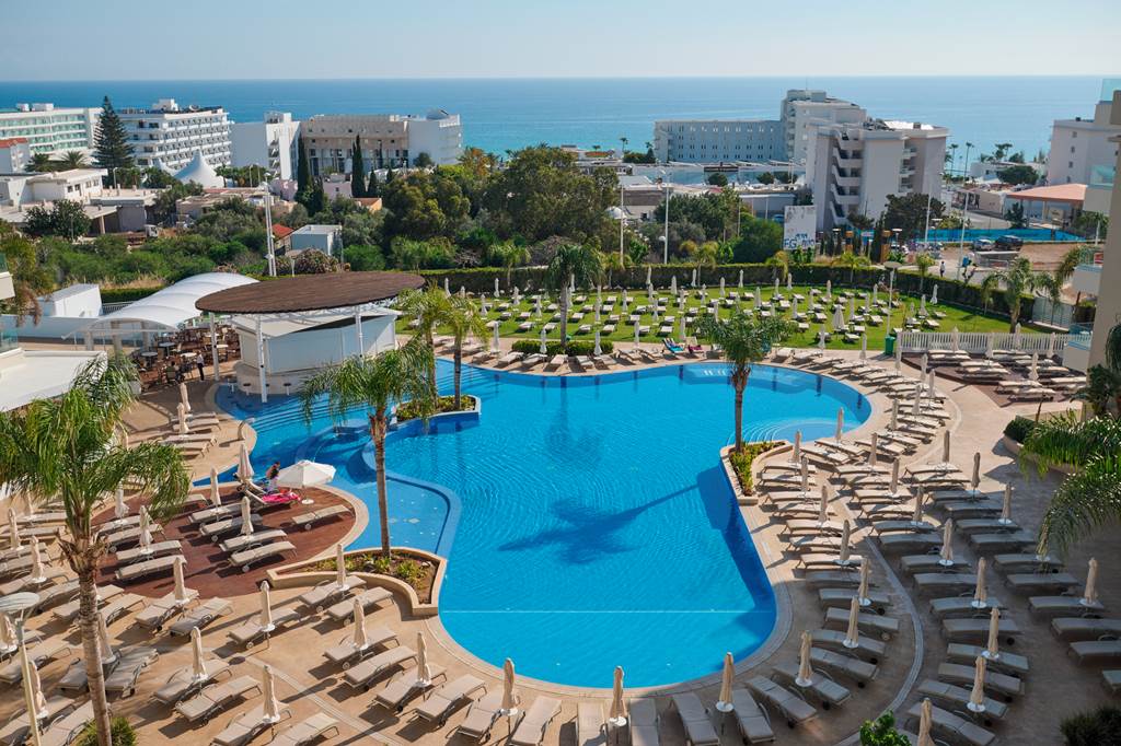 baby and toddler friendly hotel in cyprus with a splash park