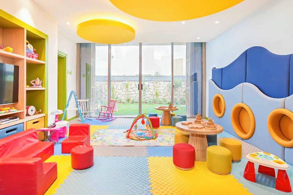 baby and toddler friendly hotel with a swim up room