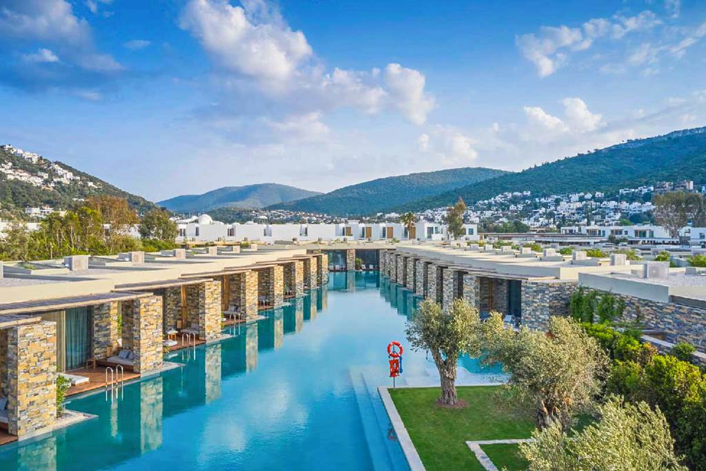 baby and toddler friendly hotel with a swim up room