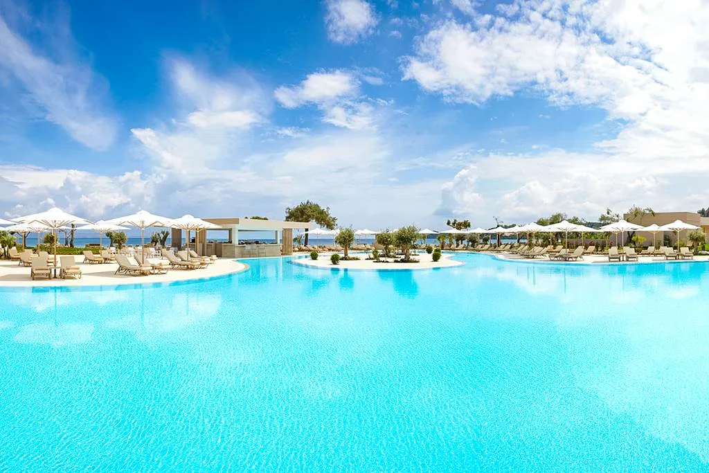 toddler friendly hotel with swim up room
