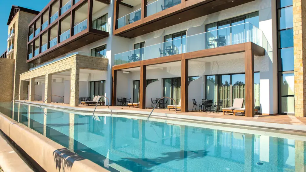 toddler friendly hotel with swim up room