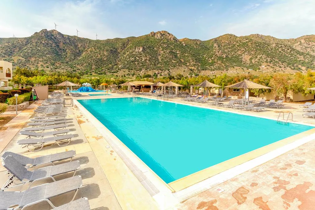 toddler friendly hotel with swim up room
