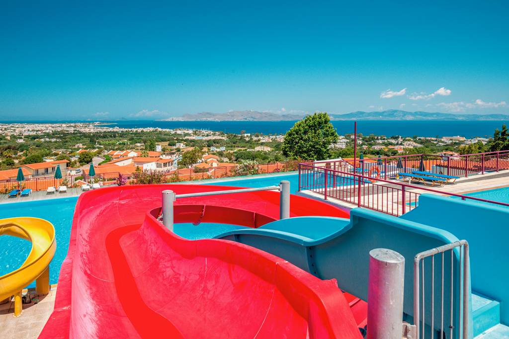 toddler friendly hotel with swim up room