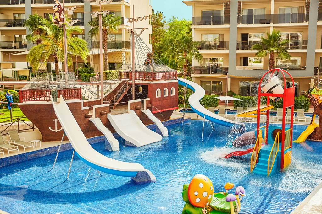 toddler friendly hotel with swim up rooms