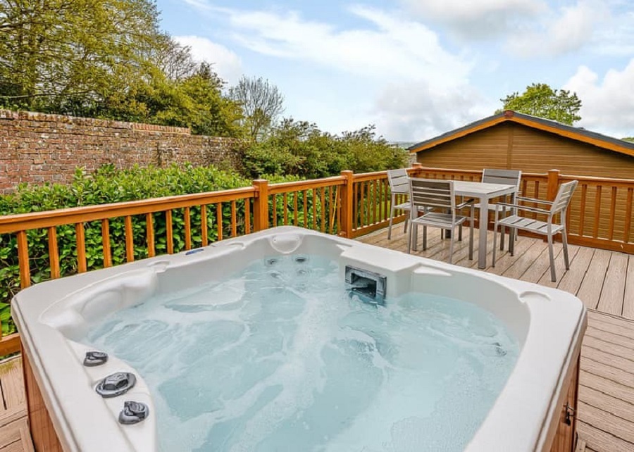 Toddler friendly log cabin with hot tub