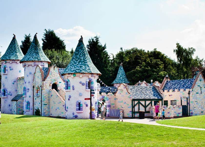 toddler friendly theme park uk