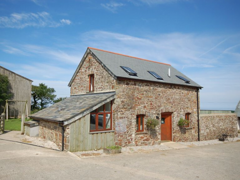 baby and toddler friendly cottage in cornwall with playbarn