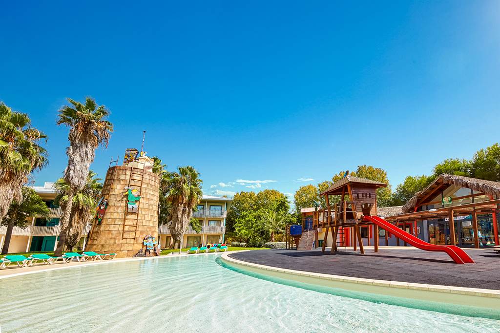 toddler friendly hotel with a theme park