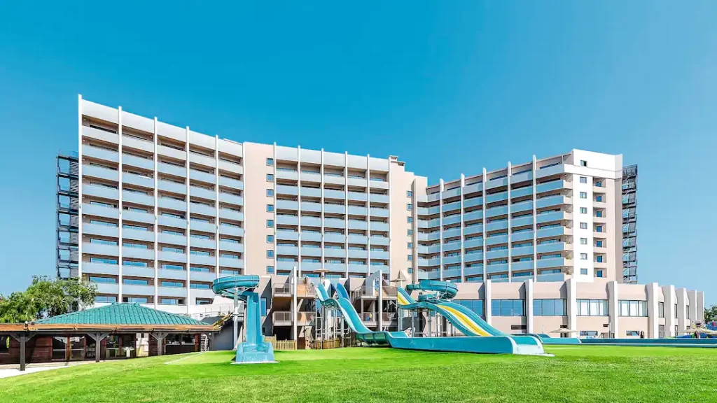 toddler friendly hotel with waterslides