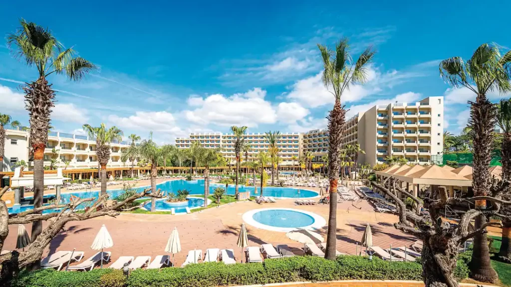 baby and toddler friendly hotel in portugal with a splash park