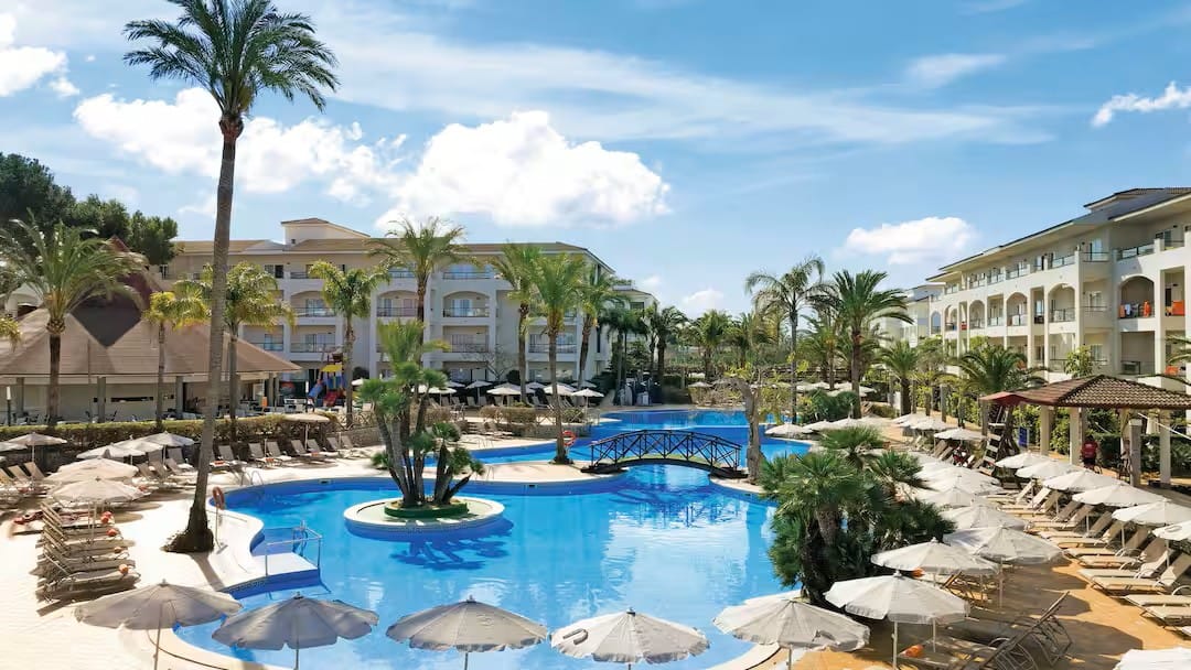 family friendly hotel majorca with swim up room