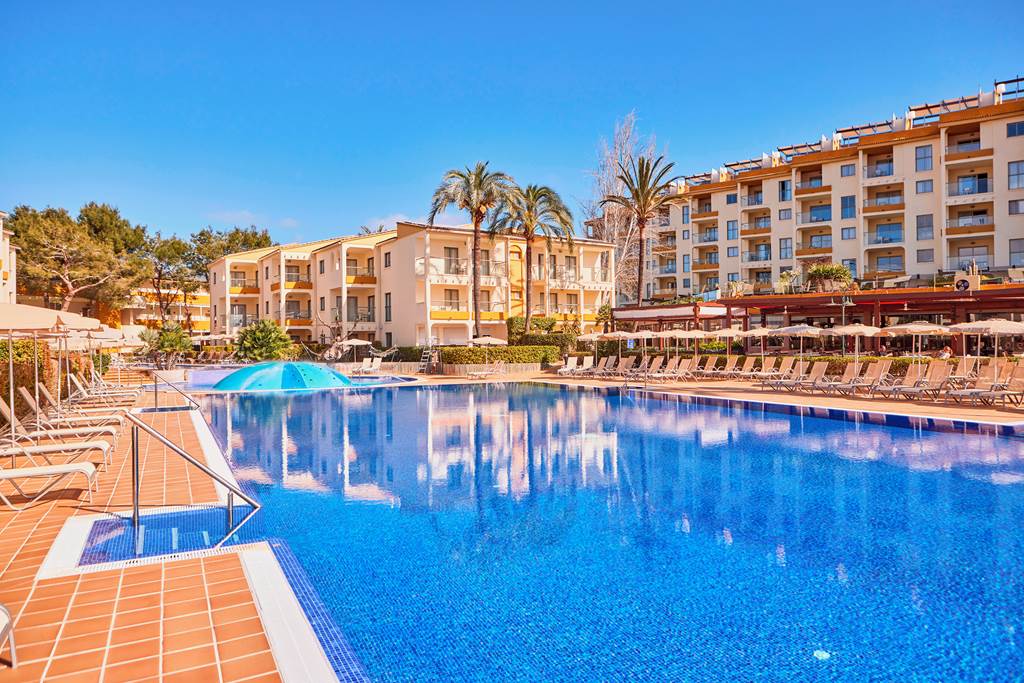 baby and toddler friendly hotel in Majorca with a swim up room