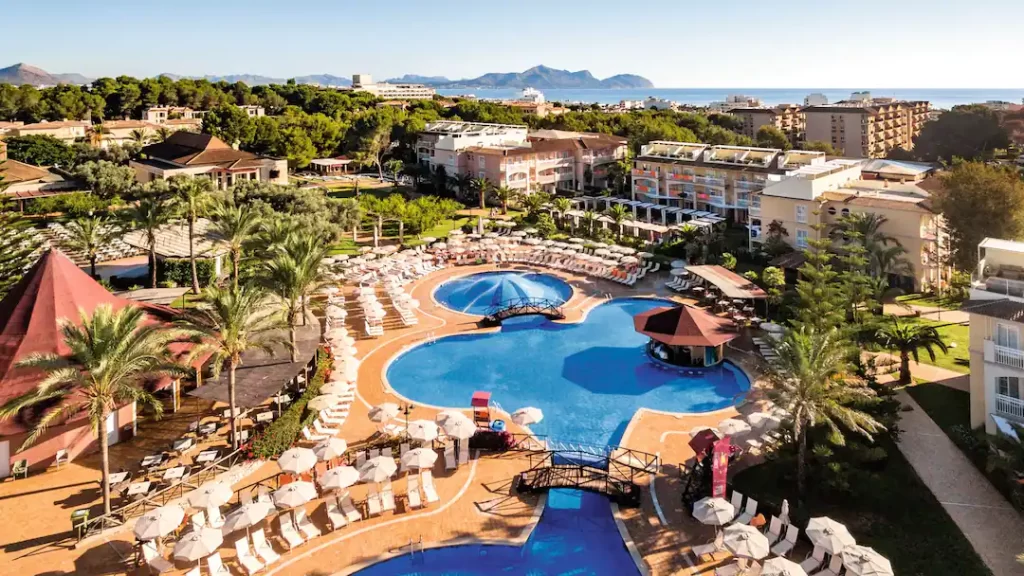 family friendly hotel balearics with swim up rooms