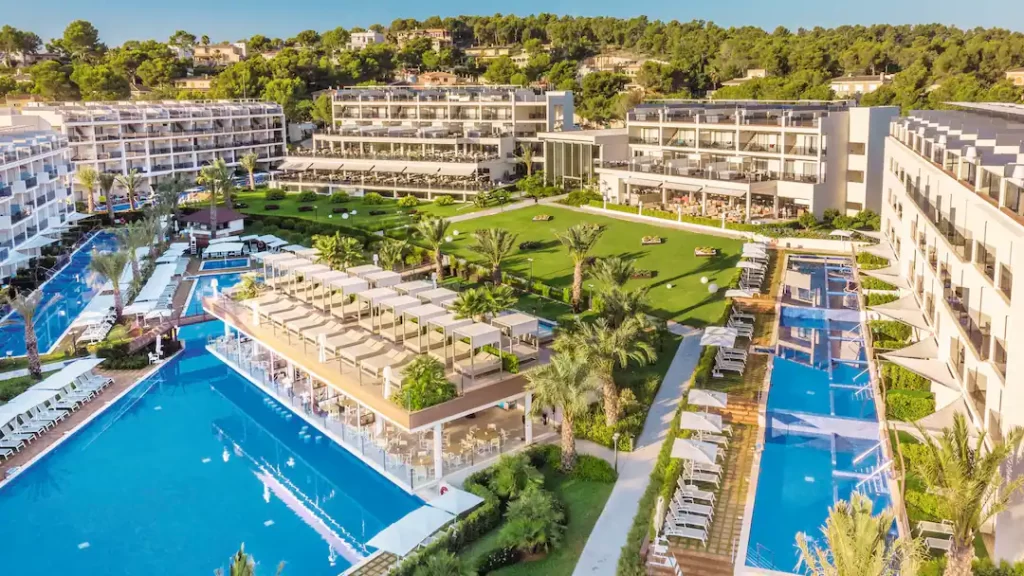 family friendly hotel balearics with swim up rooms
