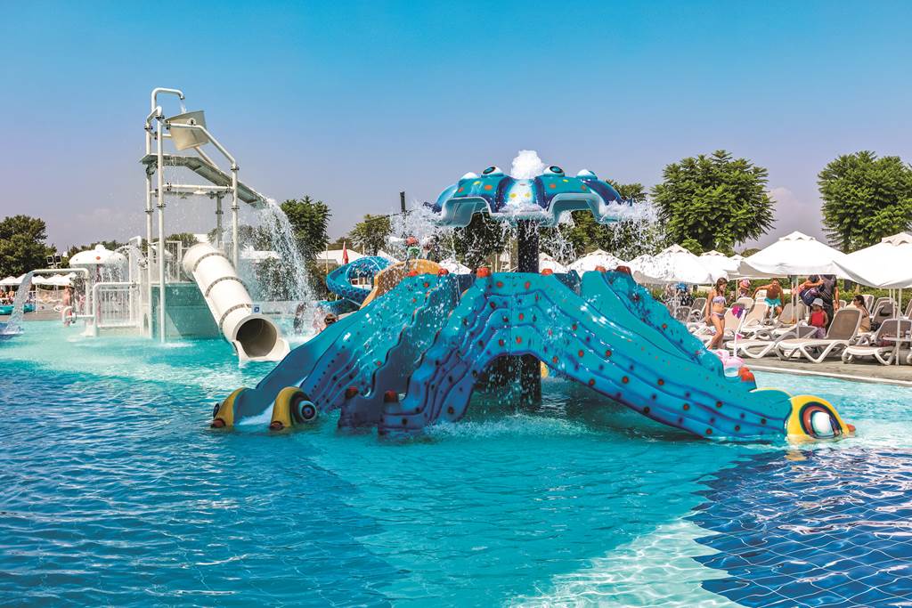 Can you recommend any toddler friendly hotels in Turkey with swim up rooms? 