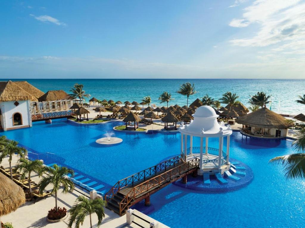 family friendly hotel mexico with splash parks and water parks