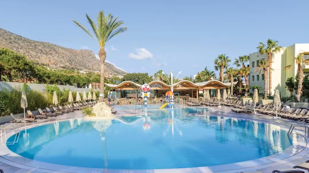 toddler friendly hotel in crete with a splash park