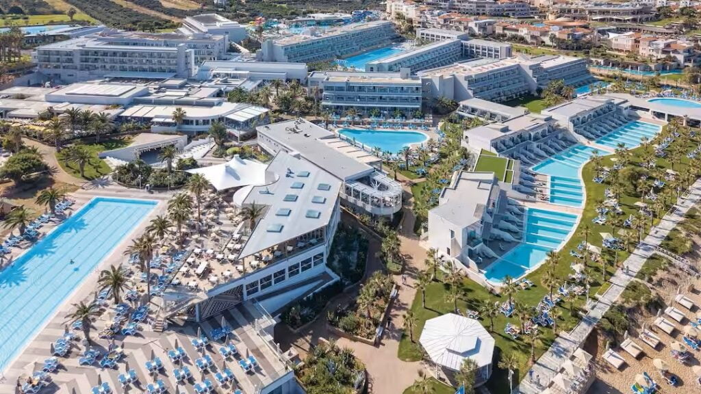 toddler friendly hotel in crete with a splash park