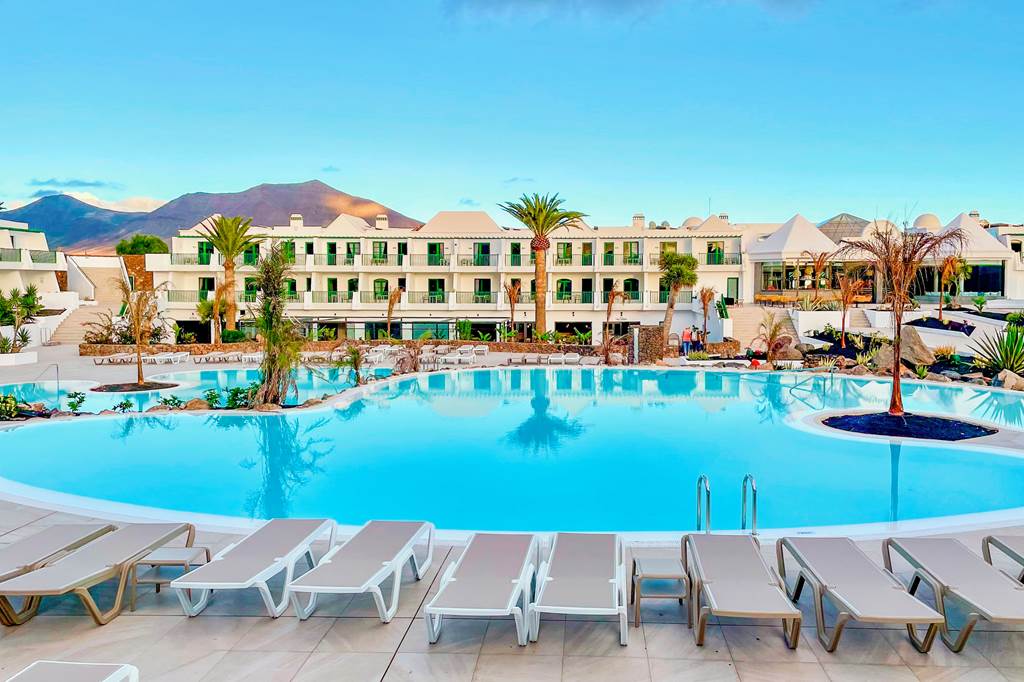 family friendly hotels in the canary islands with swim up rooms