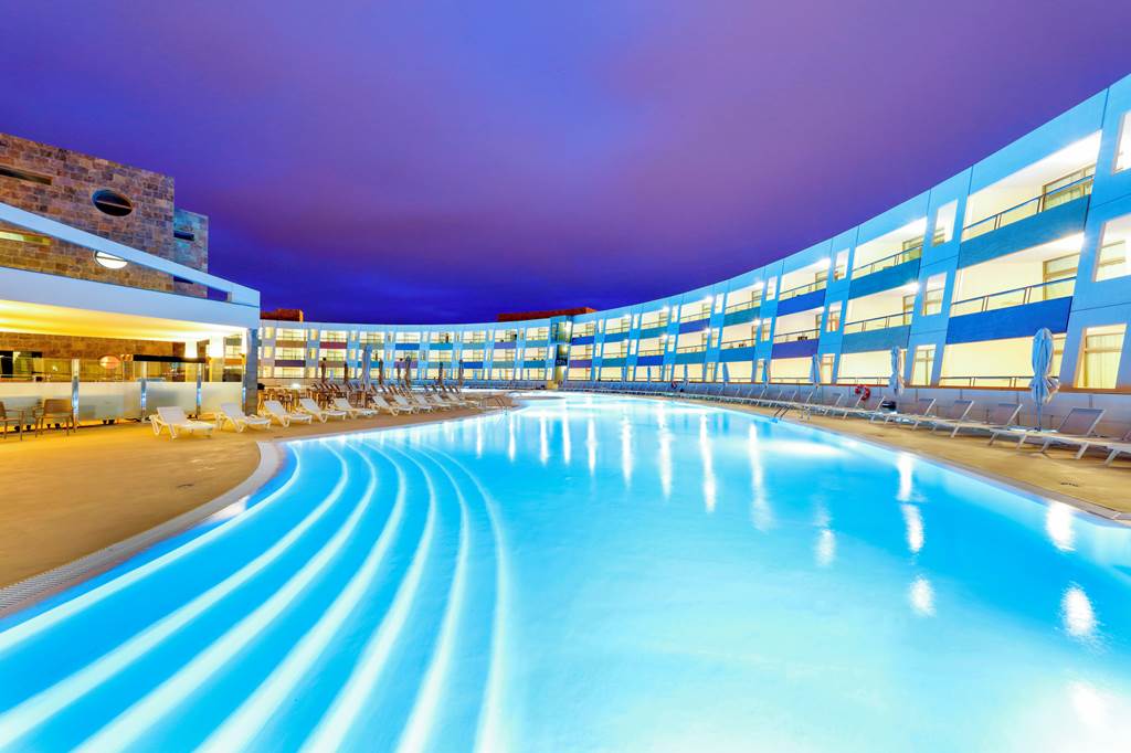 family friendly hotels in the canary islands with swim up rooms