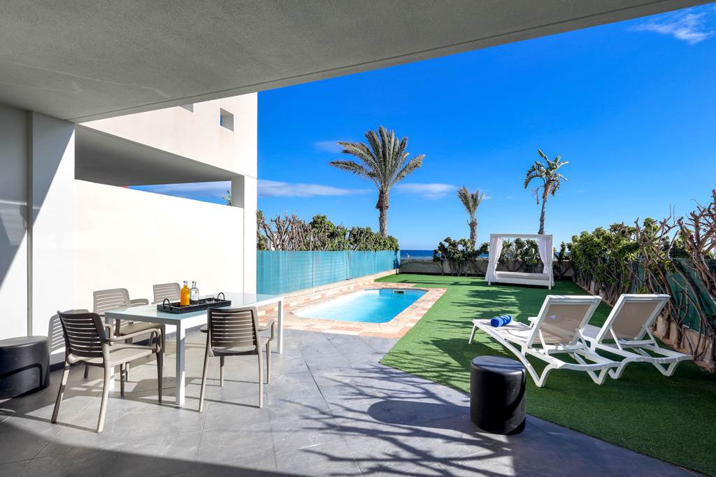 family friendly hotels in the canary islands with swim up rooms