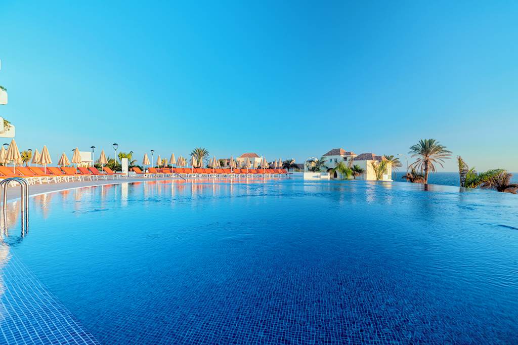 family friendly hotels in the canary islands with swim up rooms