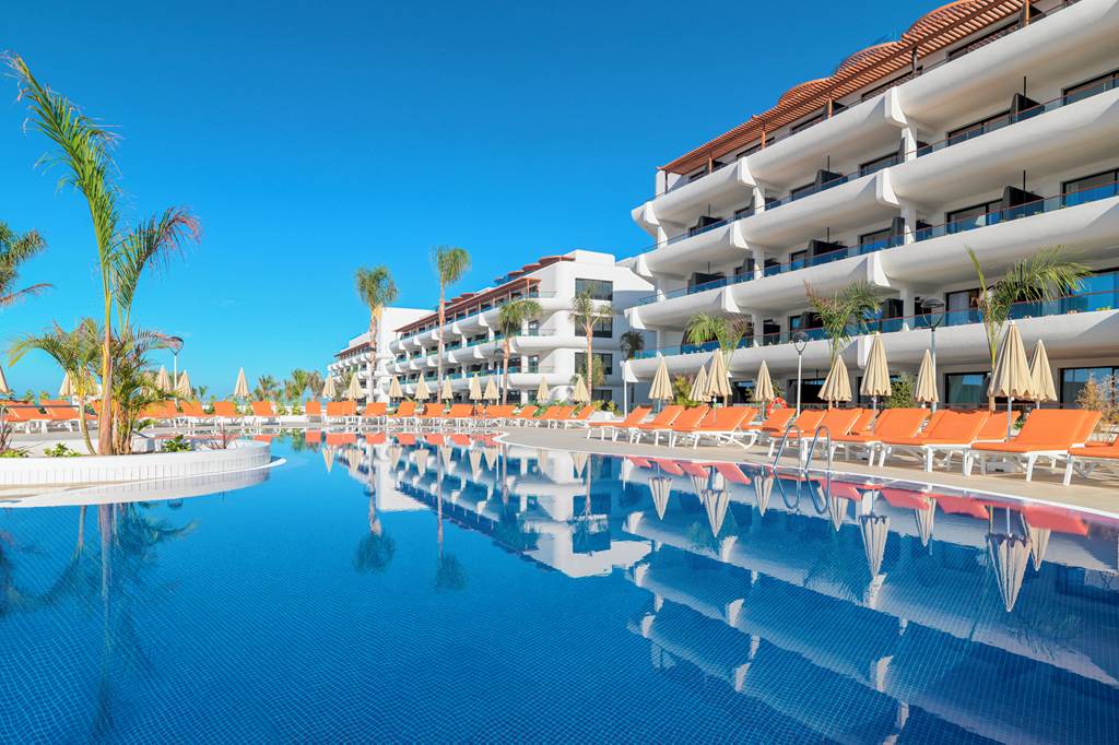 family friendly hotels in the canary islands with swim up rooms