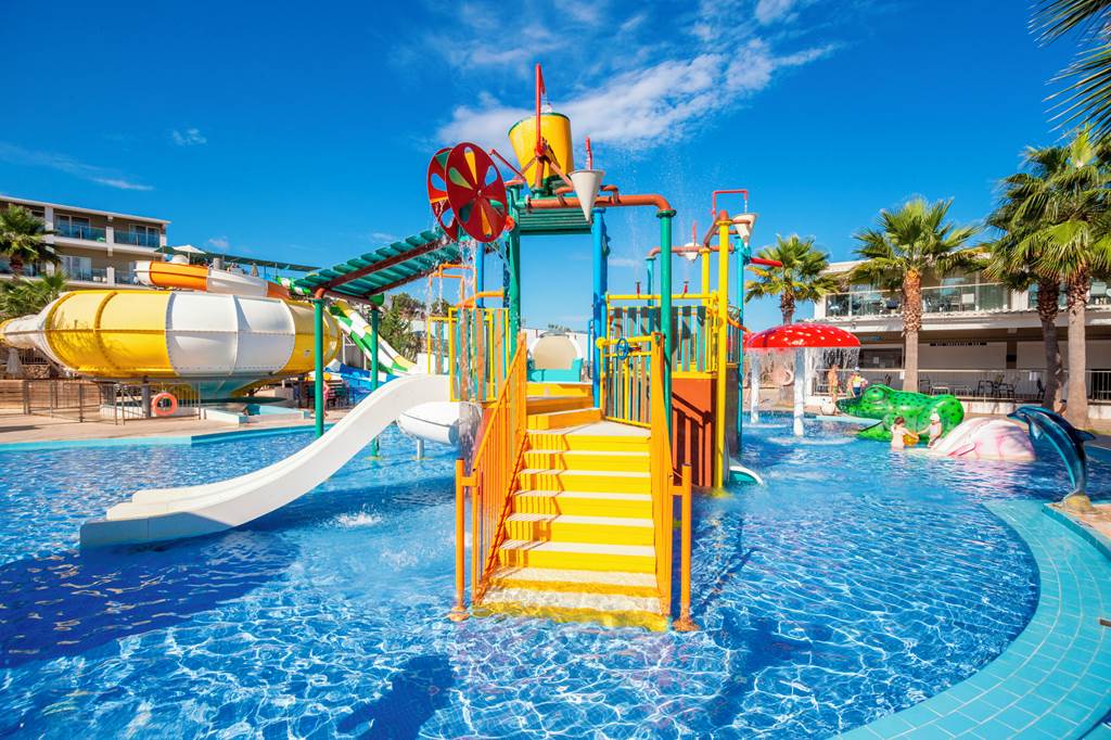 baby and toddler friendly hotel in greece with family rooms