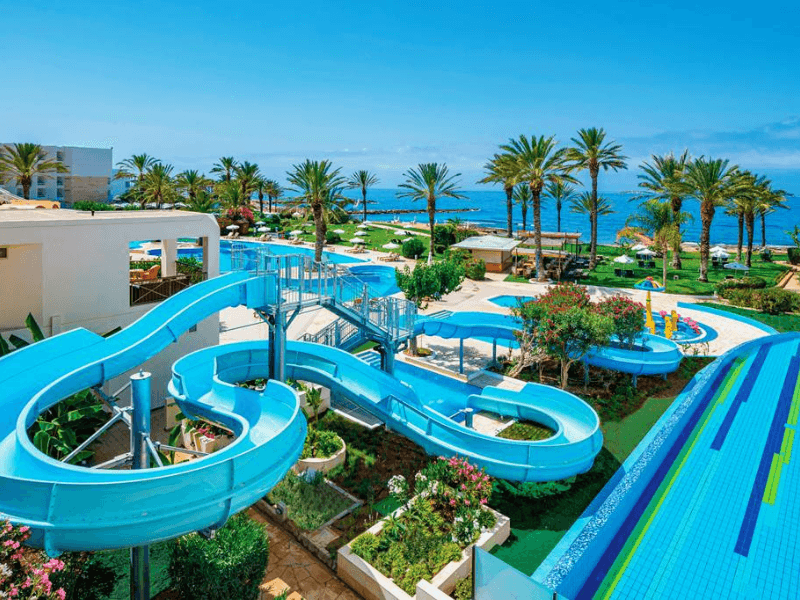 Discover the best hotels with theme parks and waterparks in 2025!