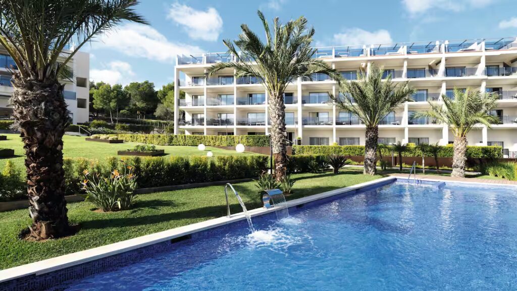 family friendly hotel with swim up rooms
