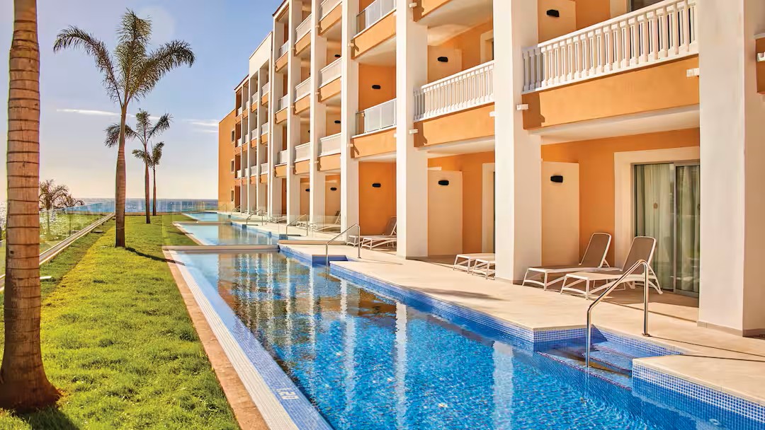 hotel with a short transfer